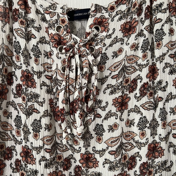 White floral tank top. - Picture 2 of 3